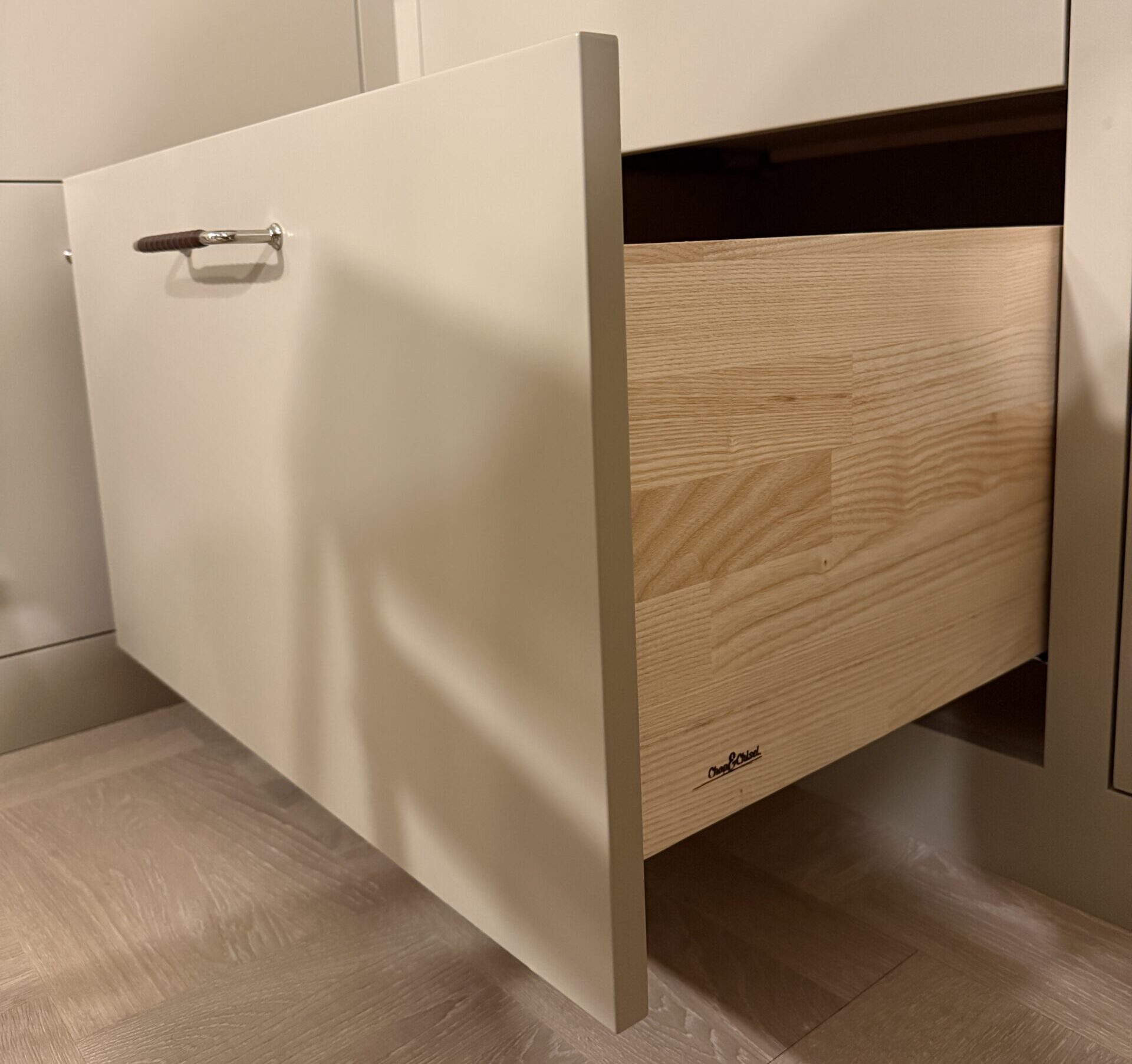 Handgjord låda i massiv ask. Handgjord låda i massiv ask.