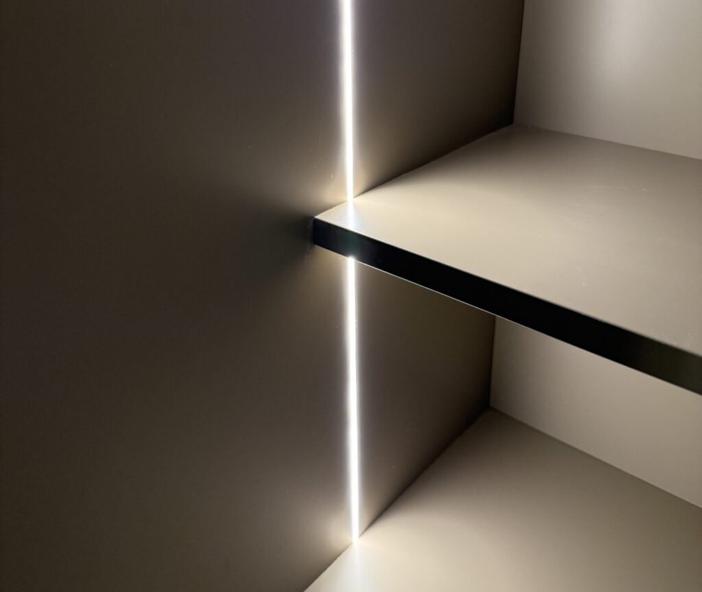 Bokhylla med belysning